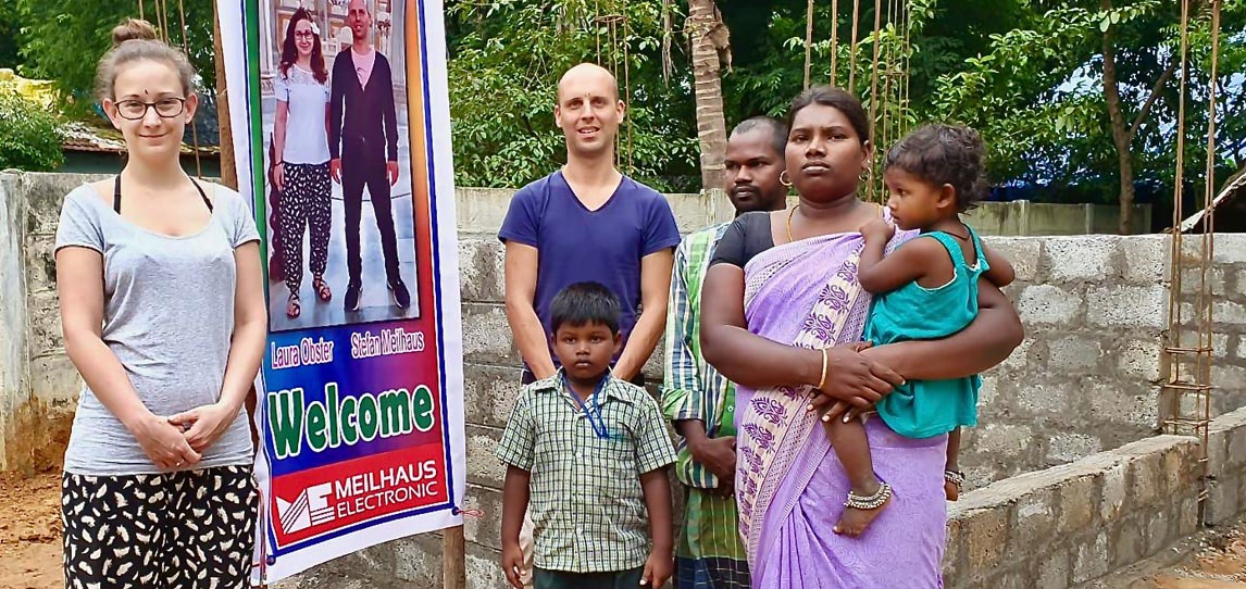 Die ganze Familie hilft mit beim Bau ihres eigenen Hauses