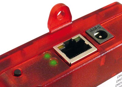 RedLab E-TC Detail: Reset-Knopf, LEDs, Ethernet-Anschluss, Montagelasche